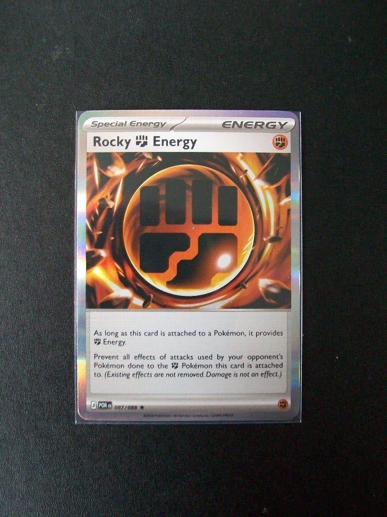 3355. Nieuwe Pokemon Kaart Holo Rare ROCKY ENERGY (087/088), Verzenden, Nieuw, Losse kaart, Foil