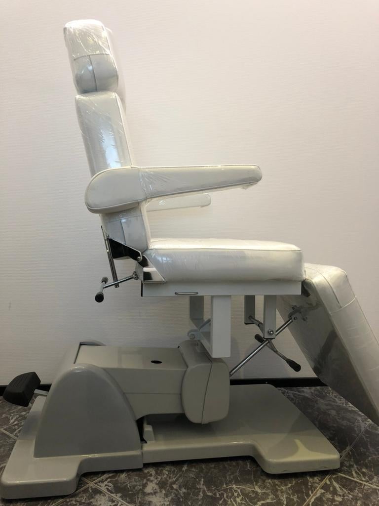 Nieuwe Witte Behandelstoel / Pedicurestoel, Ophalen