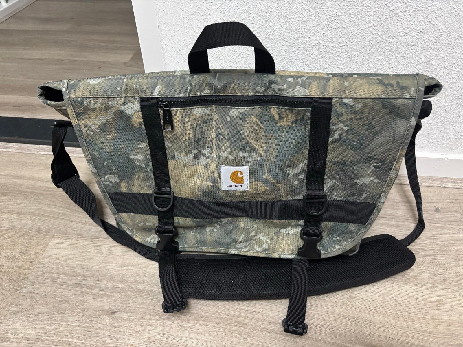 Carhartt WIP Camo Messenger Bag - Zo goed als nieuw, Sieraden, Tassen en Uiterlijk, Tassen | Schoudertassen, Ophalen, Zo goed als nieuw