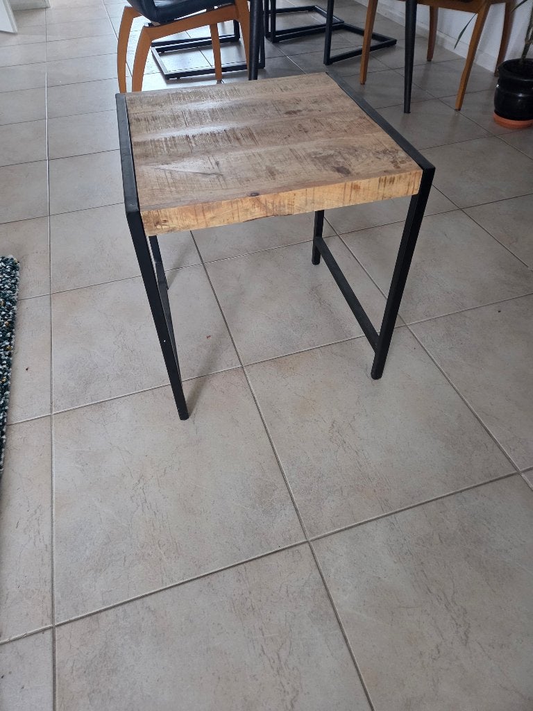 Industriële bijzettafel mangohout en metaal (48x48, 52cm h), Minder dan 55 cm, Vierkant, Zo goed als nieuw, Modern