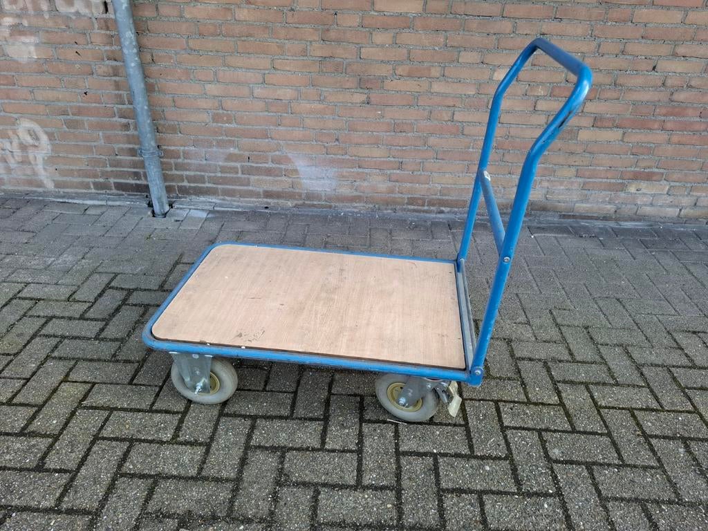 Stevige transportkar met houten plateau, Ophalen