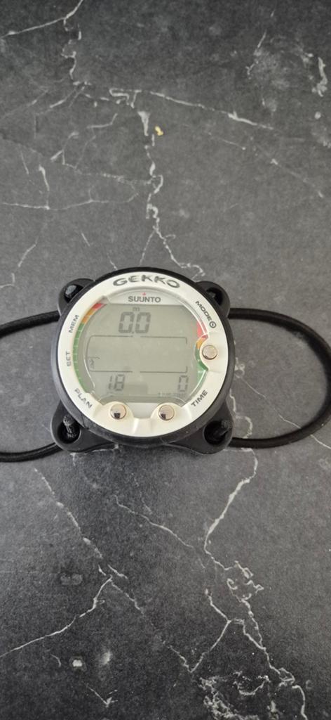 Suunto Gekko duikcomputer met bungee mount +nieuwe batterij, Ophalen