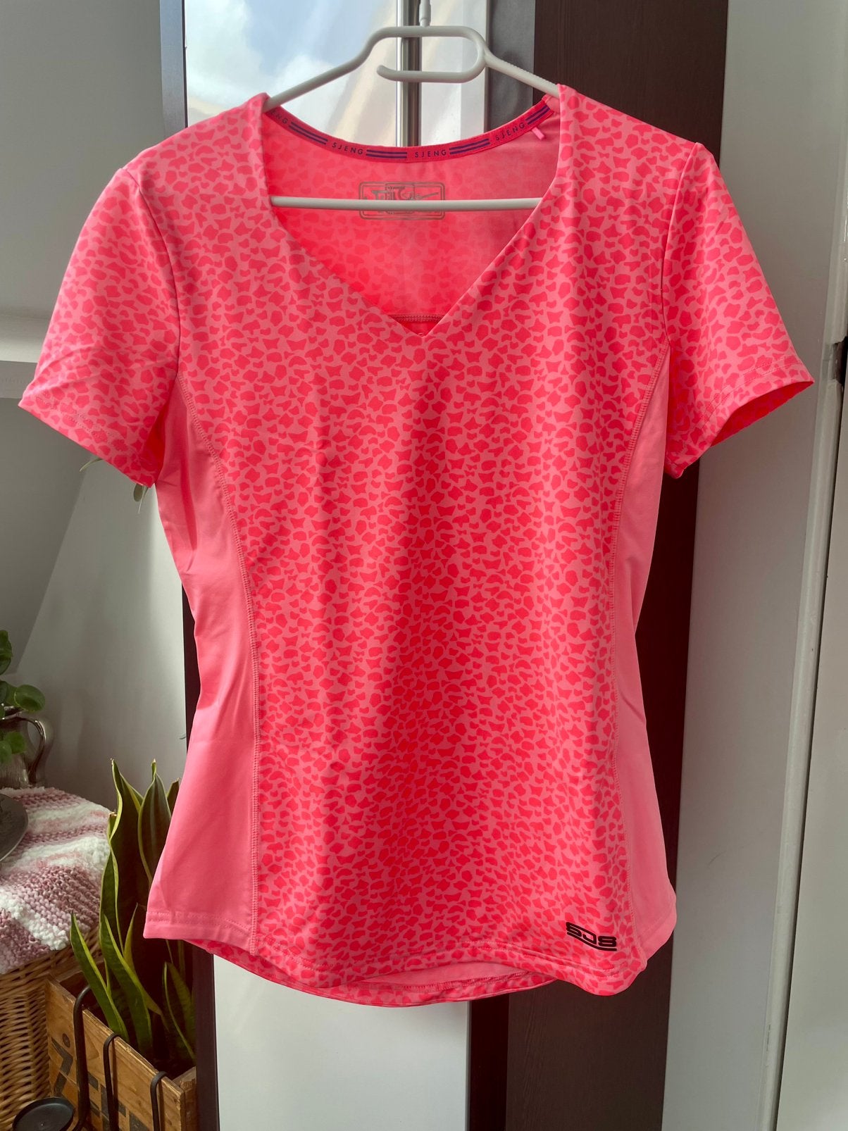 Sportshirt Sjeng, maat M, fel roze, Maat 38/40 (M), Overige typen, Ophalen of Verzenden, Zo goed als nieuw