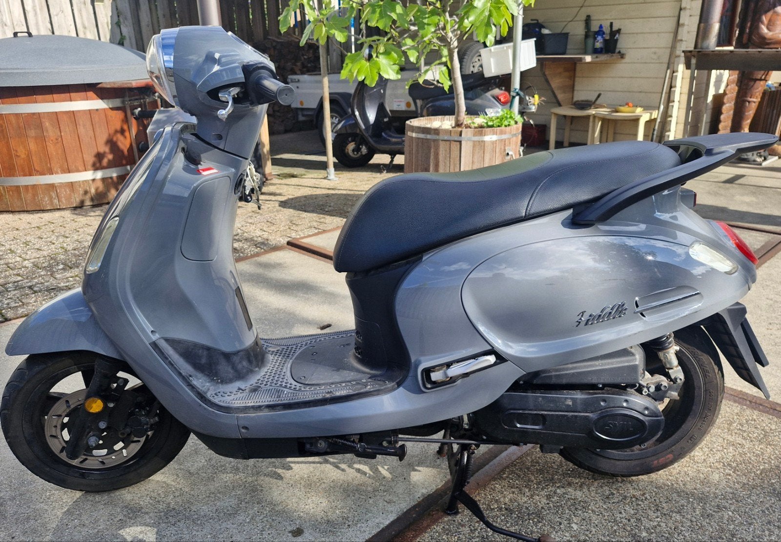 Sym Fiddle scooter - Grijs, inclusief helm, Fietsen en Brommers, Scooters | SYM, Ophalen, Gebruikt, Benzine, Fiddle
