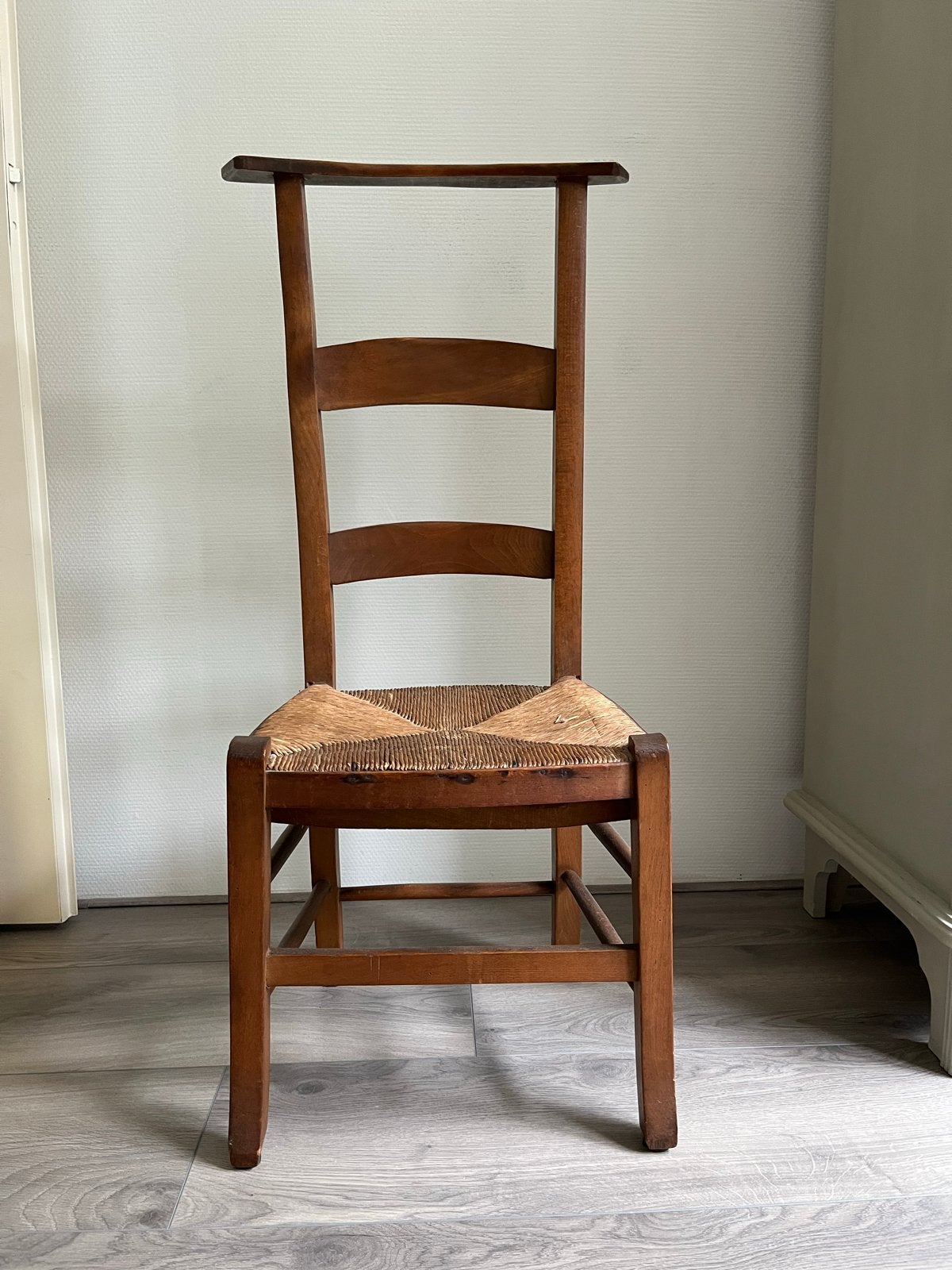 Vintage bidstoel met biezen zitting, Ophalen