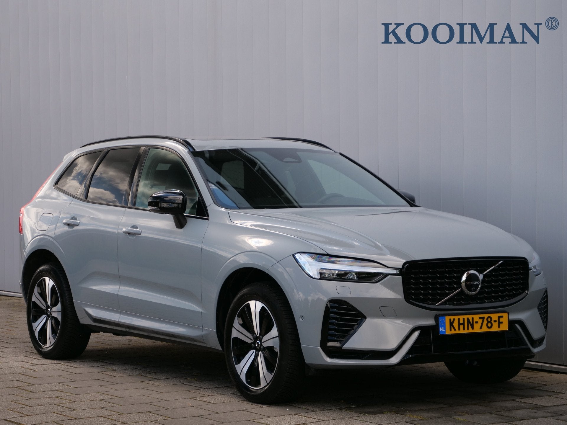 Volvo XC60 2.0 T6 Plug-in hybrid AWD Plus Dark 350 Pk Automa, Automaat, 4 cilinders, 1969 cc, Leder en Stof