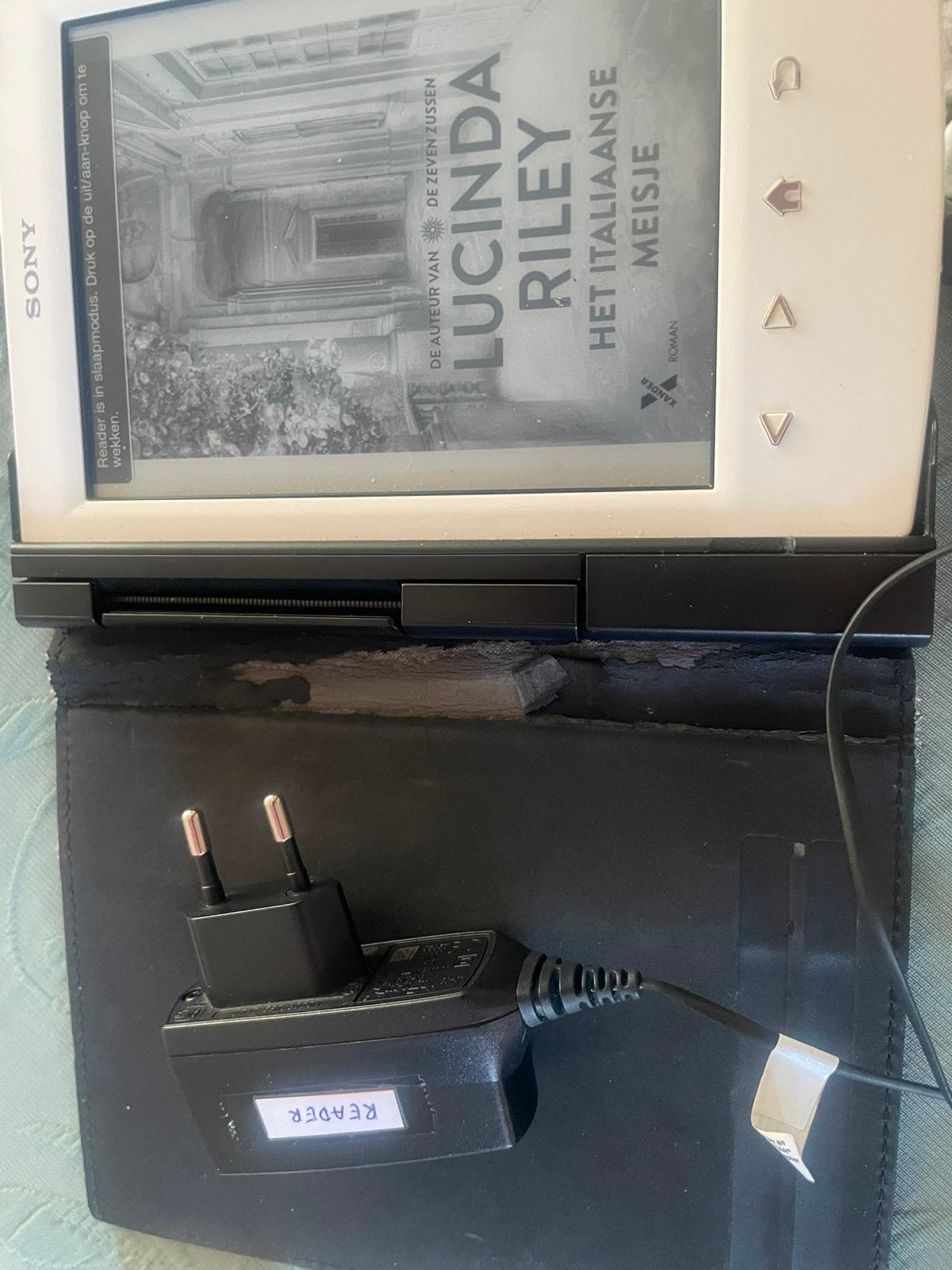 Sony E-reader met hoesje en lampje - Inclusief boeken, Gebruikt, Ophalen of Verzenden, 4 GB of minder, Touchscreen