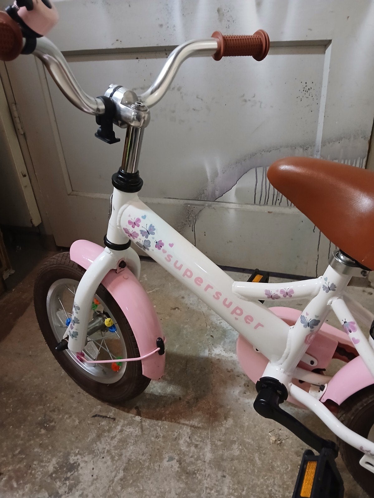 Supersuper Kinderfiets Roze met Zijwieltjes en Poppenzitje, Fietsen en Brommers, Fietsen | Kinderfietsjes, Ophalen, Terugtraprem