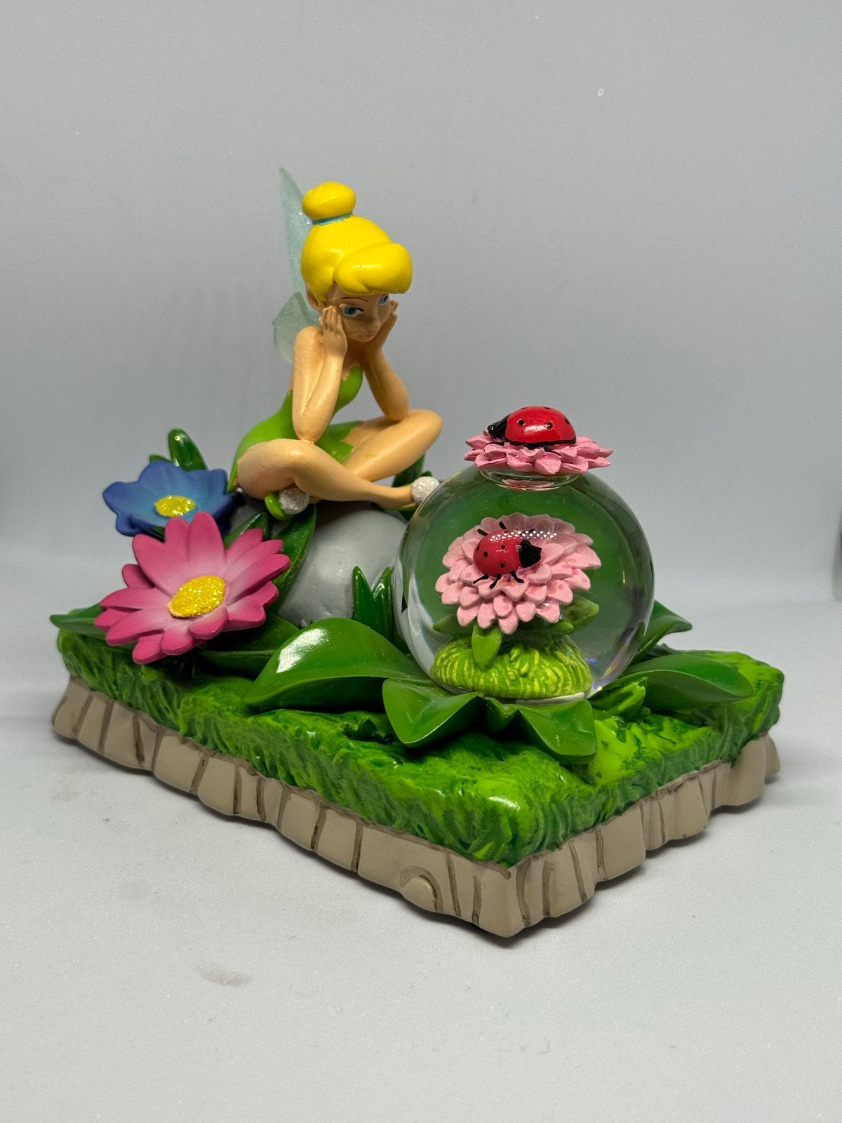Disney Tinkerbell Beeldje Sneeuwbol - Disneyland Parijs, Ophalen of Verzenden, Overige figuren, Gebruikt, Beeldje of Figuurtje