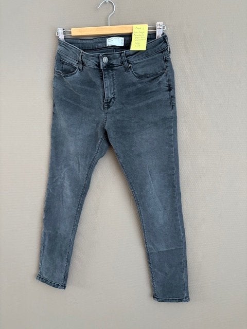 (2) Asos Desigh Powerstretch grijze heren spijkerbroek 29-30, W32 (confectie 46) of kleiner, Ophalen of Verzenden, Zo goed als nieuw