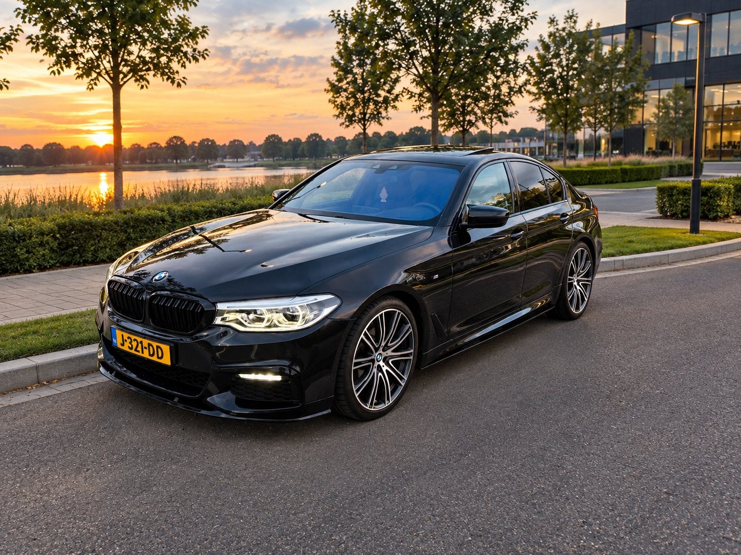BMW G30 5-Serie 520i 184pk Aut, HUD,  M Sport CarbonSchwarz, 1998 cc, Achterwielaandrijving, 2000 kg, Particulier