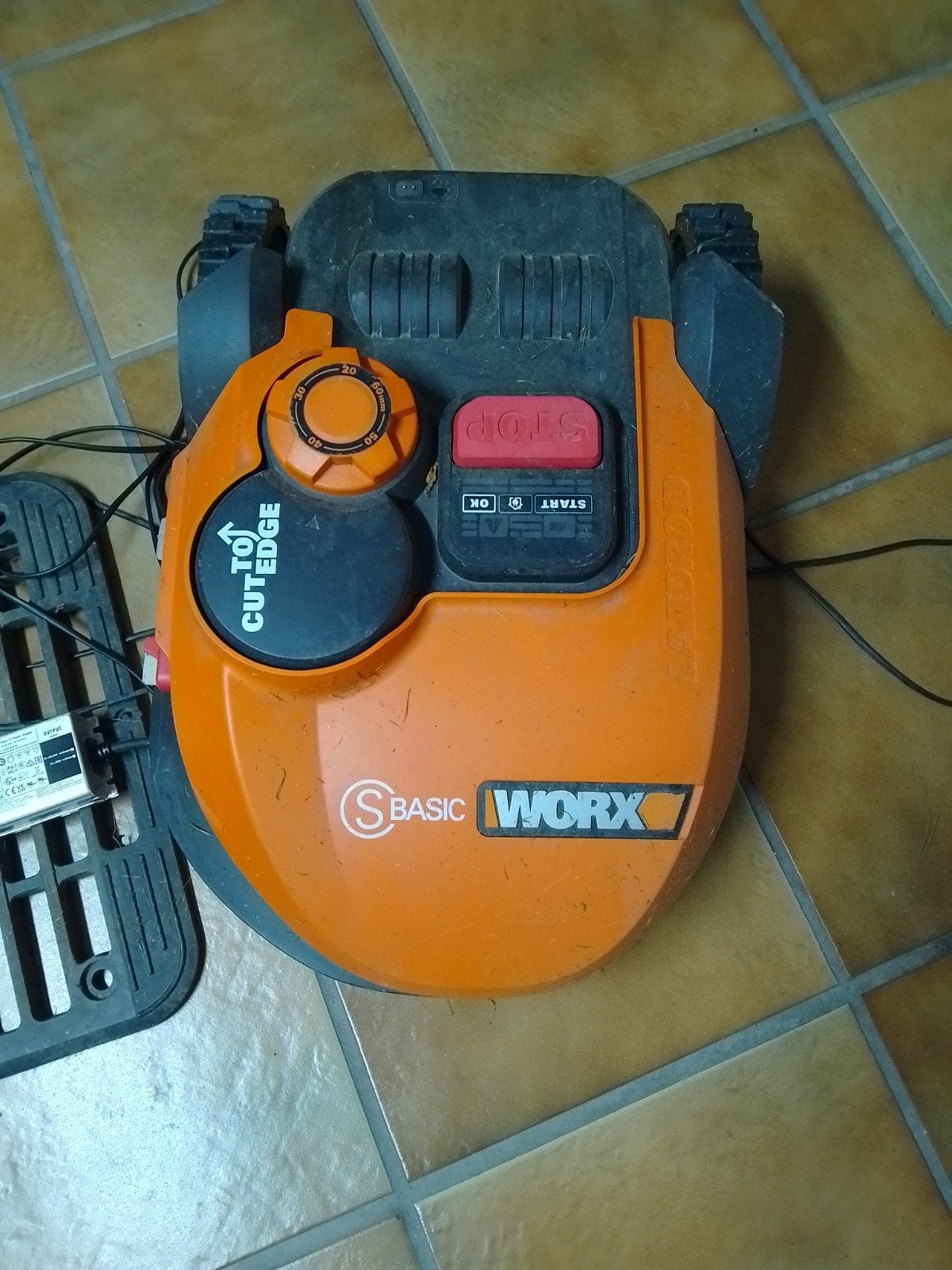 Worx Landroid robotmaaier met garage en oplader, Tuin en Terras, Ophalen, Cirkelmaaier, Gebruikt, Minder dan 30 cm