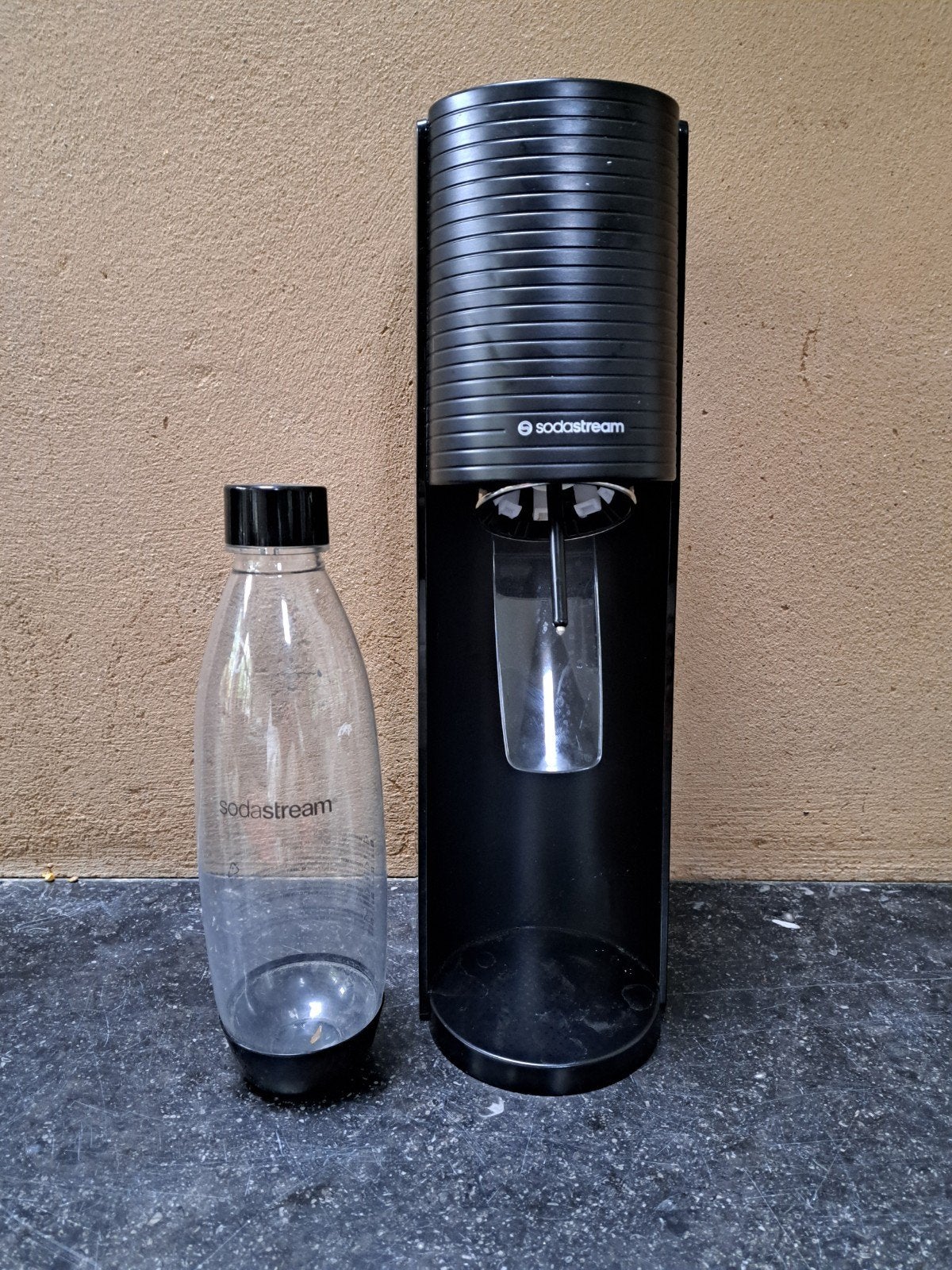 Sodastream + fles en CO2 cilinder, Ophalen of Verzenden, Zo goed als nieuw