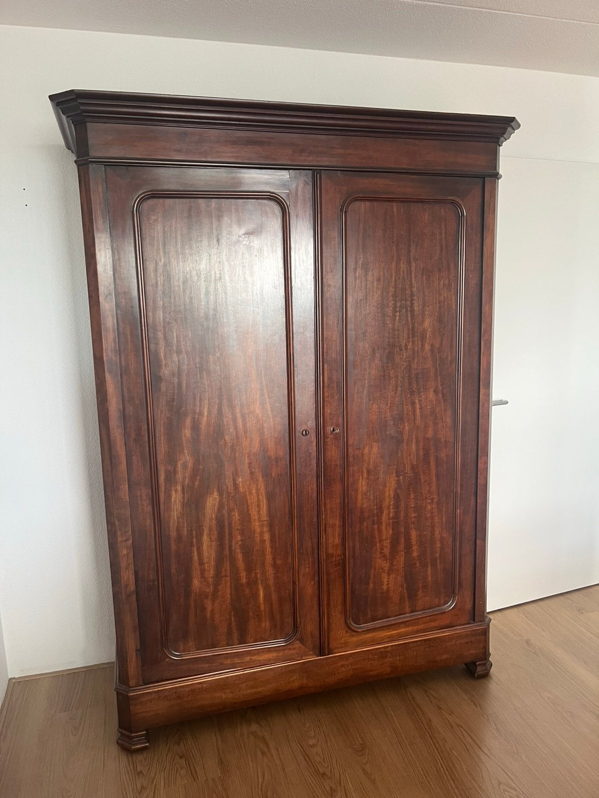 Antieke kledingkast, Ophalen