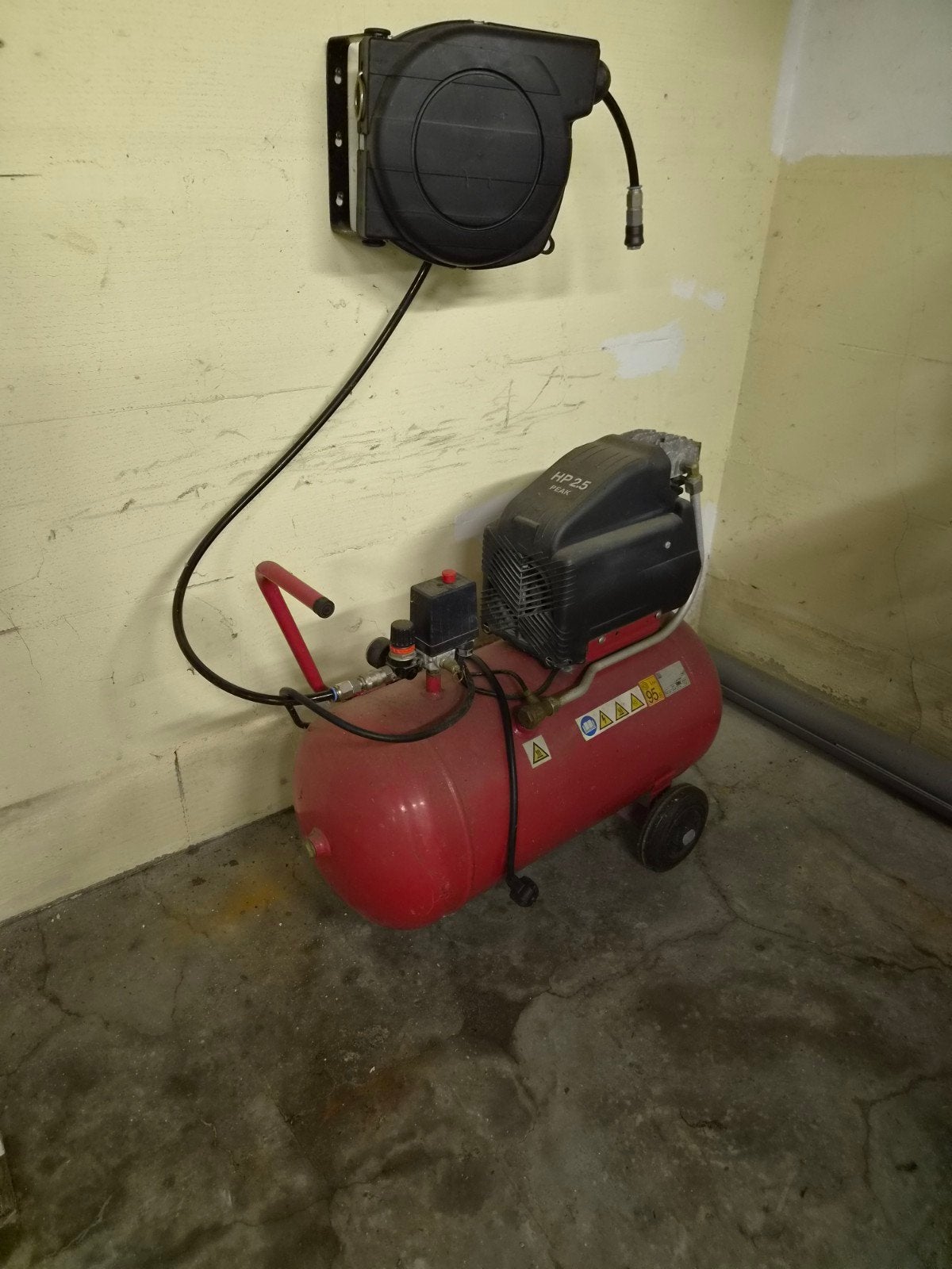 Rode compressor HP 2.5 Peak met oprolbare luchtslang, Doe-het-zelf en Verbouw, Ophalen, Gebruikt, 6 tot 10 bar, Minder dan 200 liter/min