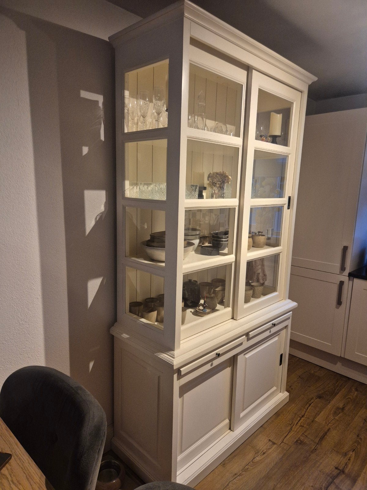 Stijlvolle vitrinekast met glazen deuren en broodplank, Huis en Inrichting, Ophalen, 100 tot 150 cm, 200 cm of meer, Met lade(s)