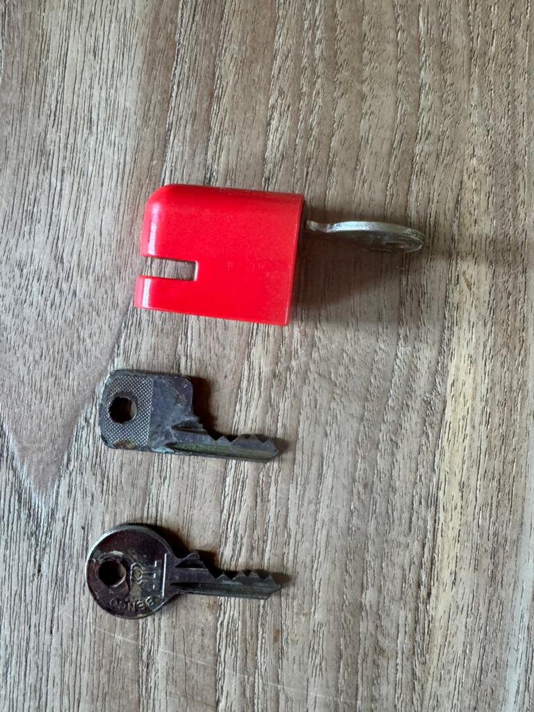 Rood slotje voor de ouderwetse groene ptt brievenbus, Ophalen of Verzenden, Gebruikt