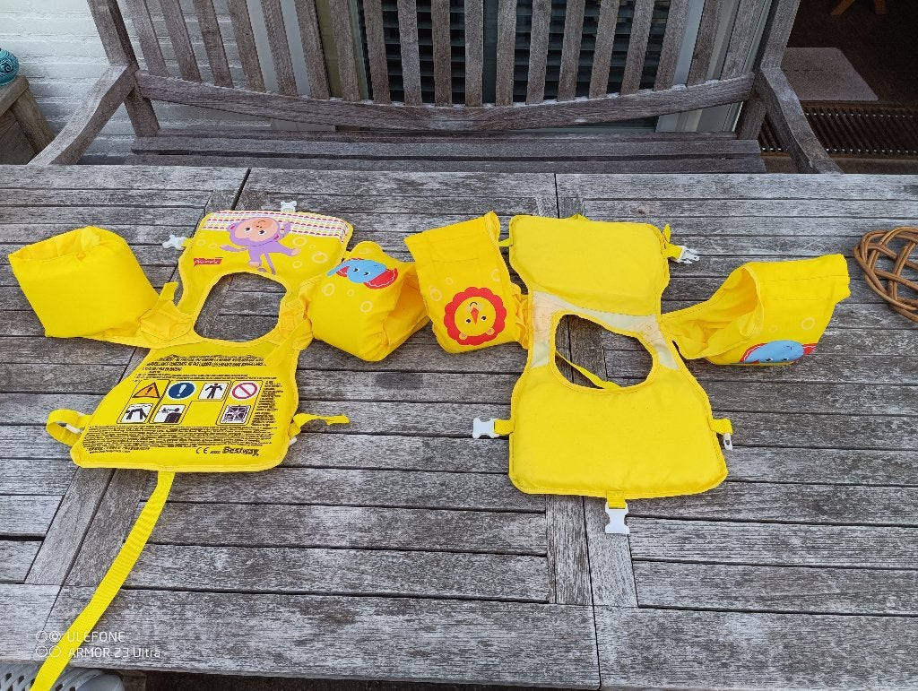 2 zwemvestjes, Kinderen en Baby's, Kinderkleding | Kinder-zwemkleding, Jongen of Meisje, One size, Ophalen of Verzenden, Zo goed als nieuw