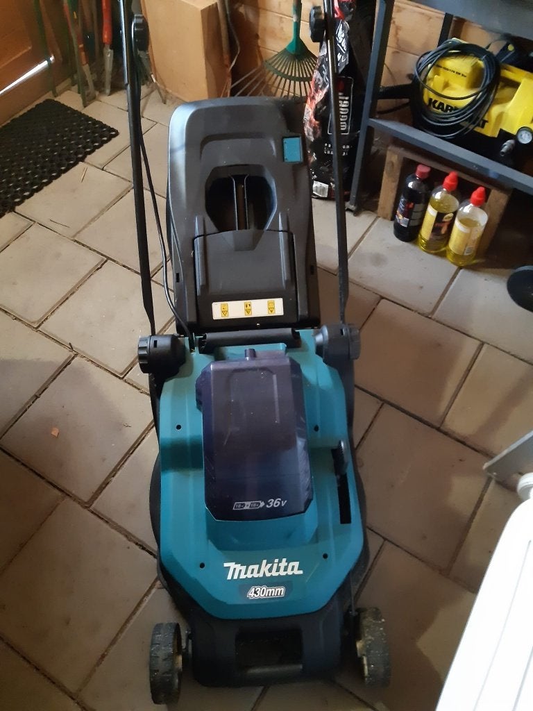 Accu grasmaaier Makita 2024, Tuin en Terras, Grasmaaiers, Zo goed als nieuw, Accu-grasmaaier, 40 t/m 49 cm, Cirkelmaaier, Ophalen