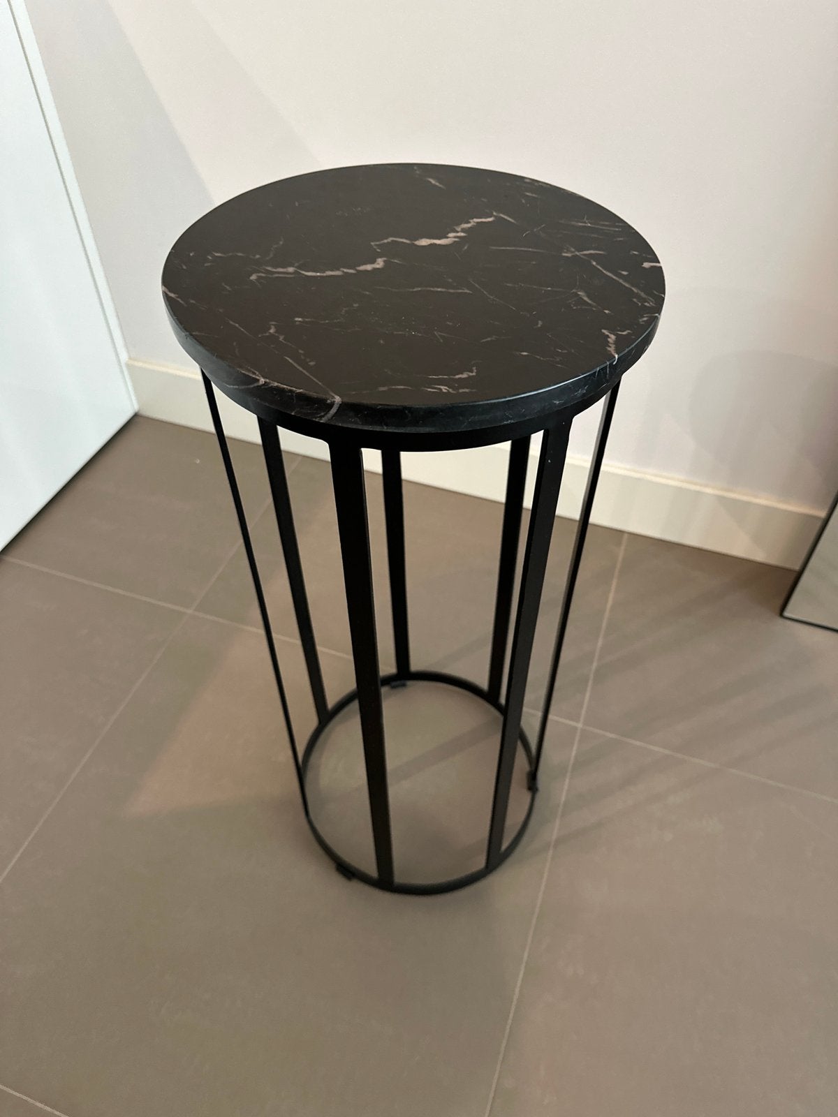 Bijzettafel marmer en ijzer zwart By-Boo, Ophalen, Marmer, Metaal of Aluminium, Rond