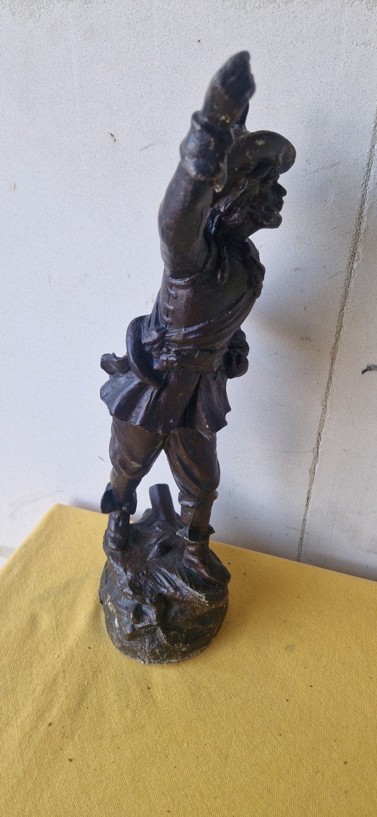 Bronzen beeld van een man met hoed, gesigneerd 'Maxim', Antiek en Kunst, Ophalen of Verzenden