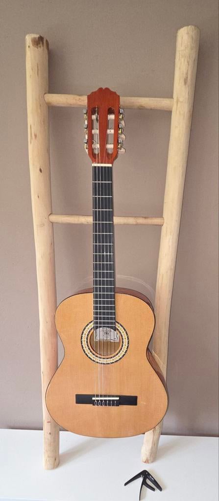Miguel Almeria Gitaar met Capo, hoes en boek, Ophalen of Verzenden, Klassieke of Spaanse gitaar, Met koffer