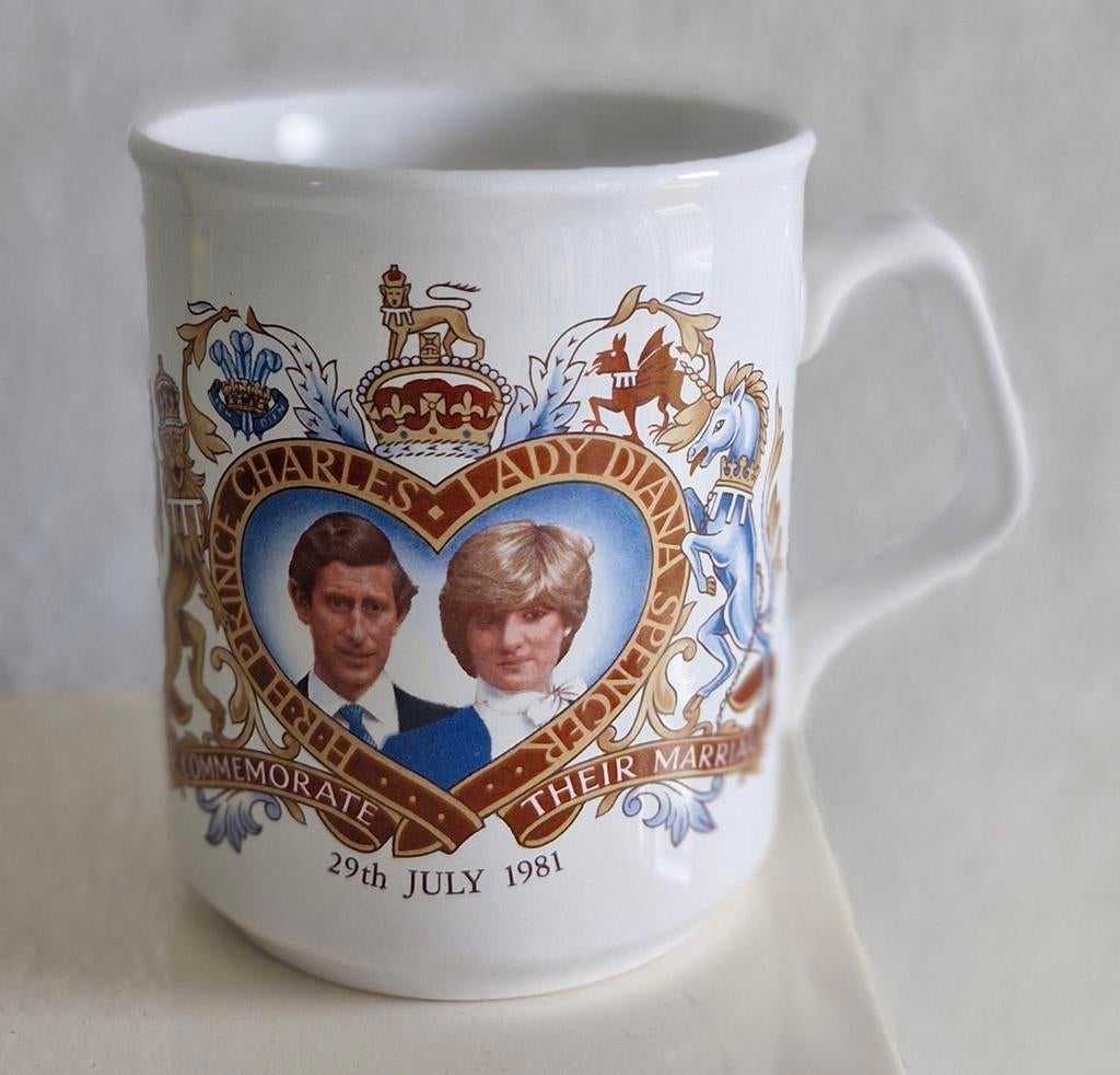 Beker H.R.H Prince Charles en Lady Diana Spencer, Verzamelen, Ophalen of Verzenden, Servies