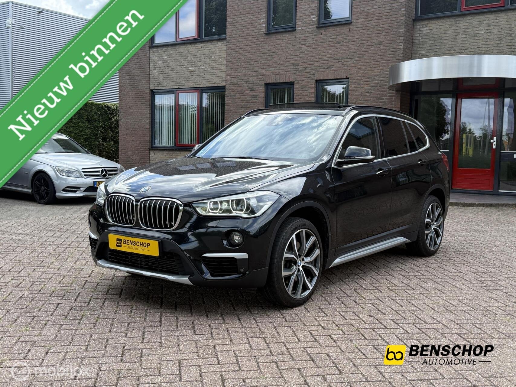 BMW X1 xDrive20i Xline Panodak Navi Carplay Memory Leer Came, 1998 cc, Zwart, Leder en Stof, Zwart