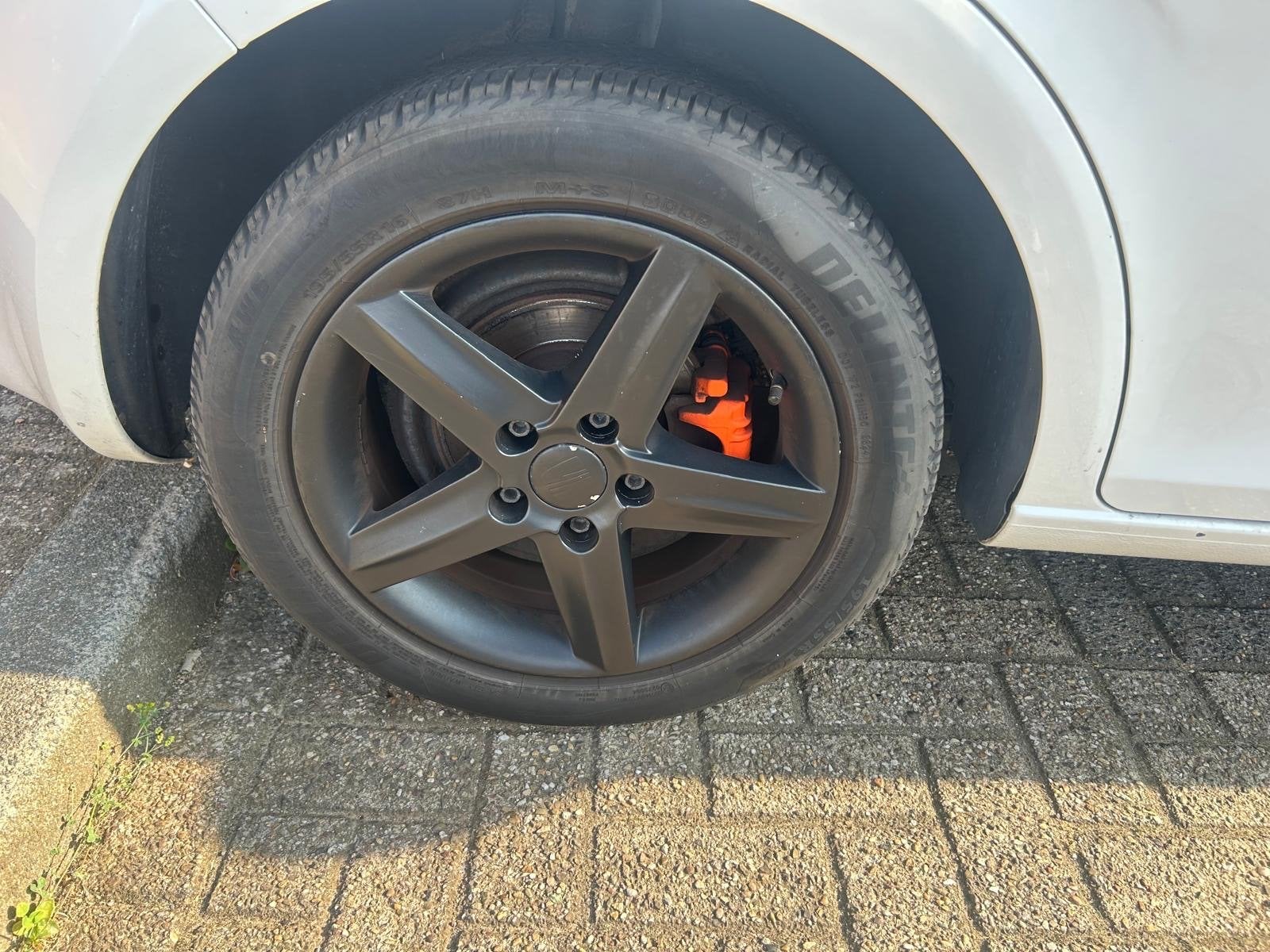 4x Banden met velg en rode remblokken Seat Leon 2010, Ophalen, Gebruikt