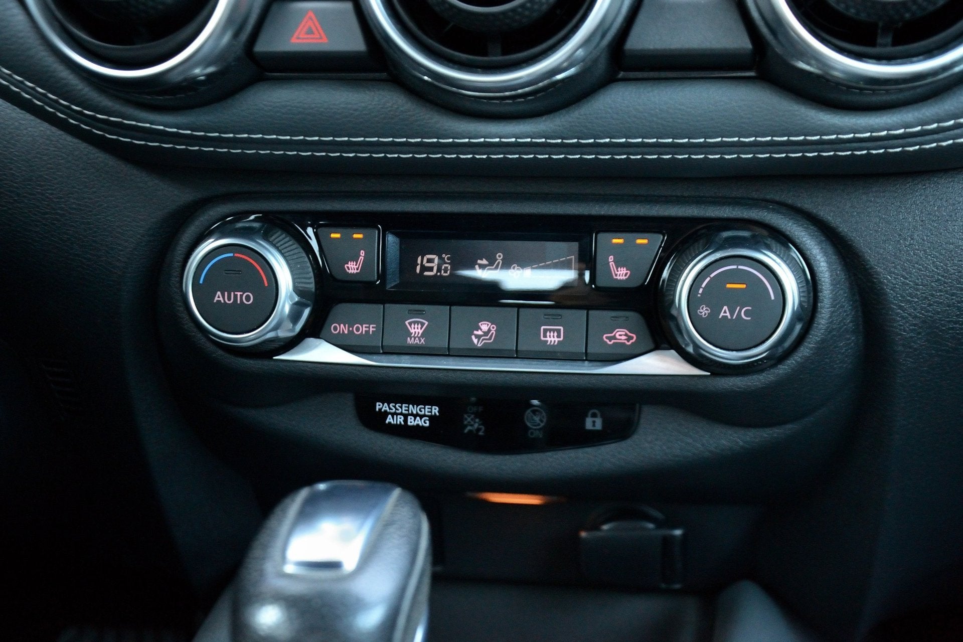 Foto 15 van Nissan Juke 1.0 DIG-T Tekna Automaat | Navigatie | Stoelverw