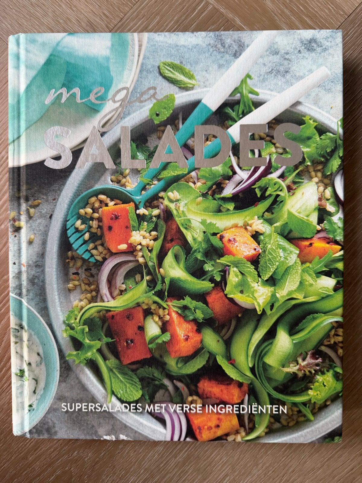 Mega Salades: Supersalades met verse ingrediënten, Ophalen of Verzenden, Zo goed als nieuw, Hoofdgerechten, Gezond koken