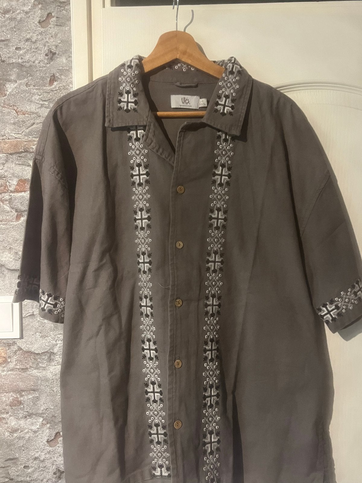 Urban Outfitters overhemd met borduursel - Maat L, Ophalen of Verzenden, Zo goed als nieuw, Grijs, Halswijdte 41/42 (L)