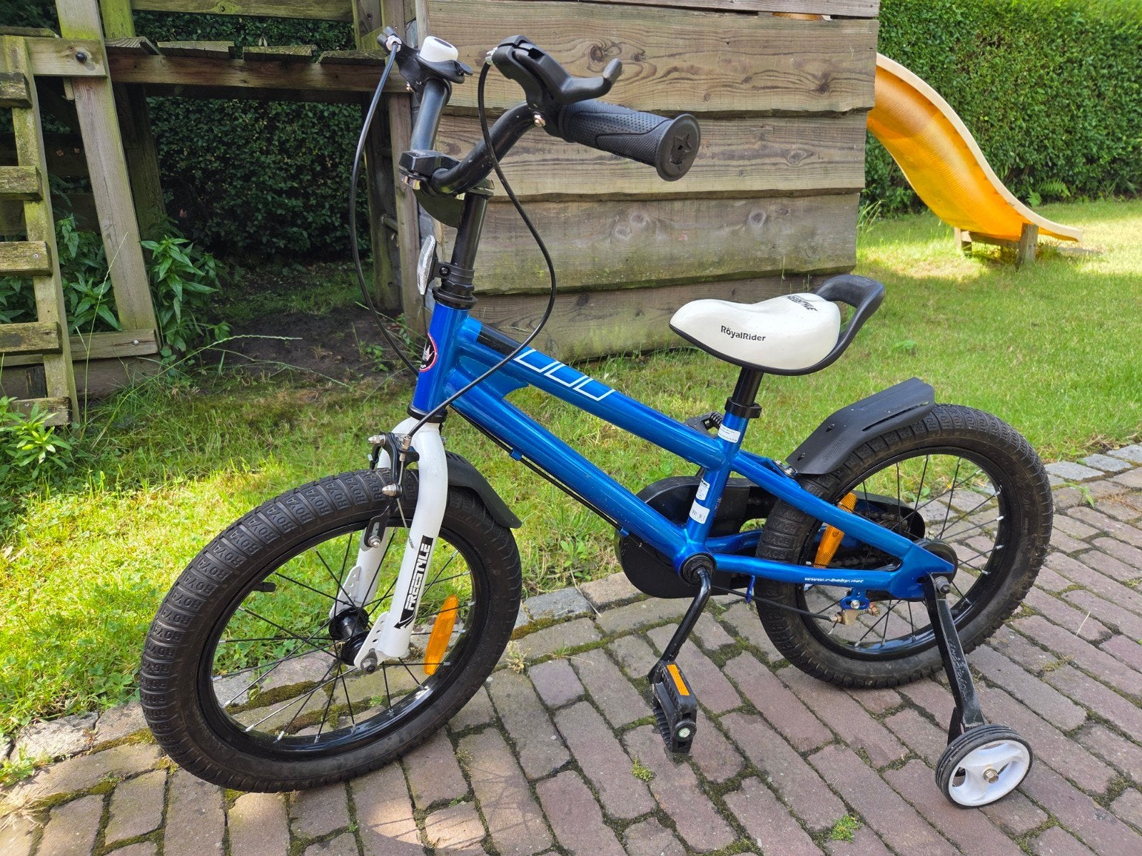 Kinderfiets 16 inch freetstyle met zijwieltjes, Fietsen en Brommers, Fietsen | Kinderfietsjes, Ophalen of Verzenden, Zo goed als nieuw