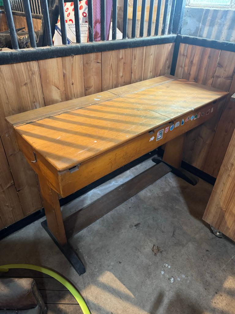 Vintage houten schoolbureau met opbergruimte, Huis en Inrichting, Bureaus, Ophalen, Opbergruimte, Gebruikt, Hout