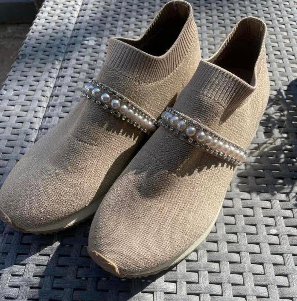 Beige instappers met parels en strass 37, Kleding | Dames, Schoenen, Ophalen of Verzenden, Zo goed als nieuw, Beige, Instappers