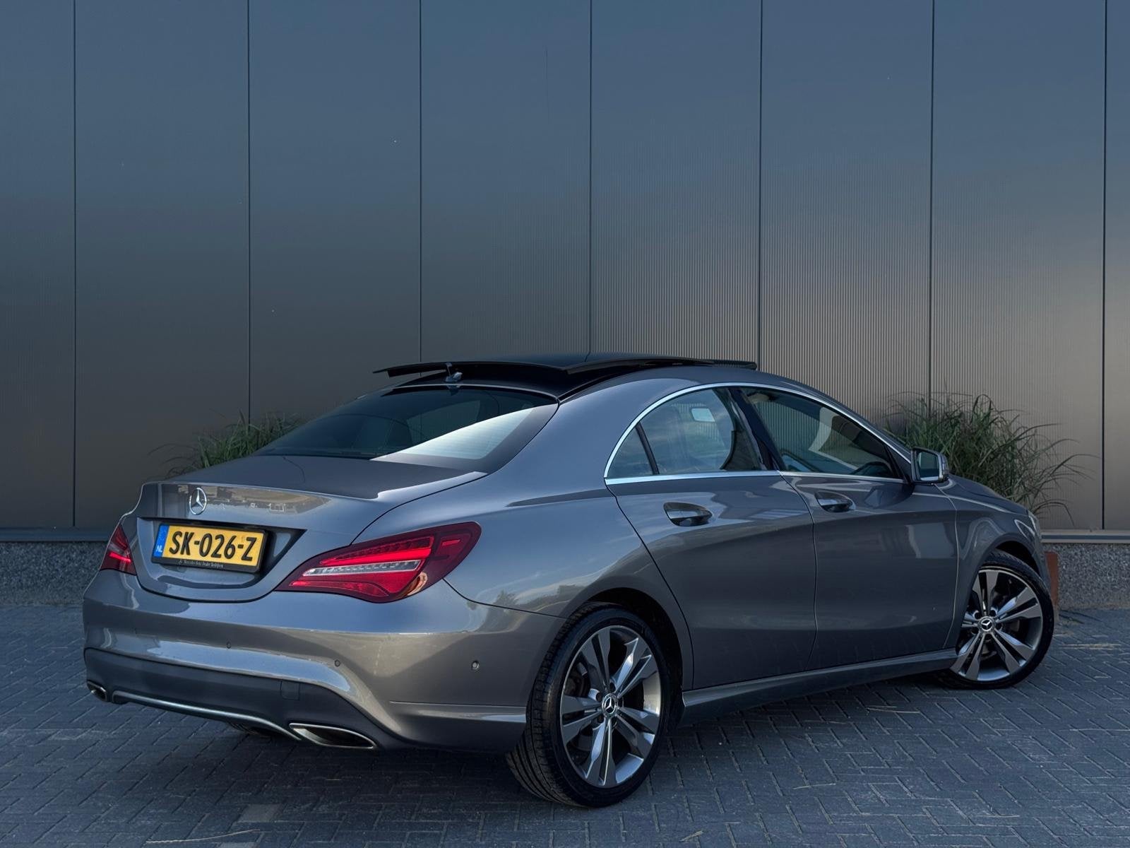 Mercedes-Benz CLA-klasse 180 Prestige 7g aut PANO | LEDER |, Gebruikt, 4 cilinders, Leder en Stof, 122 pk