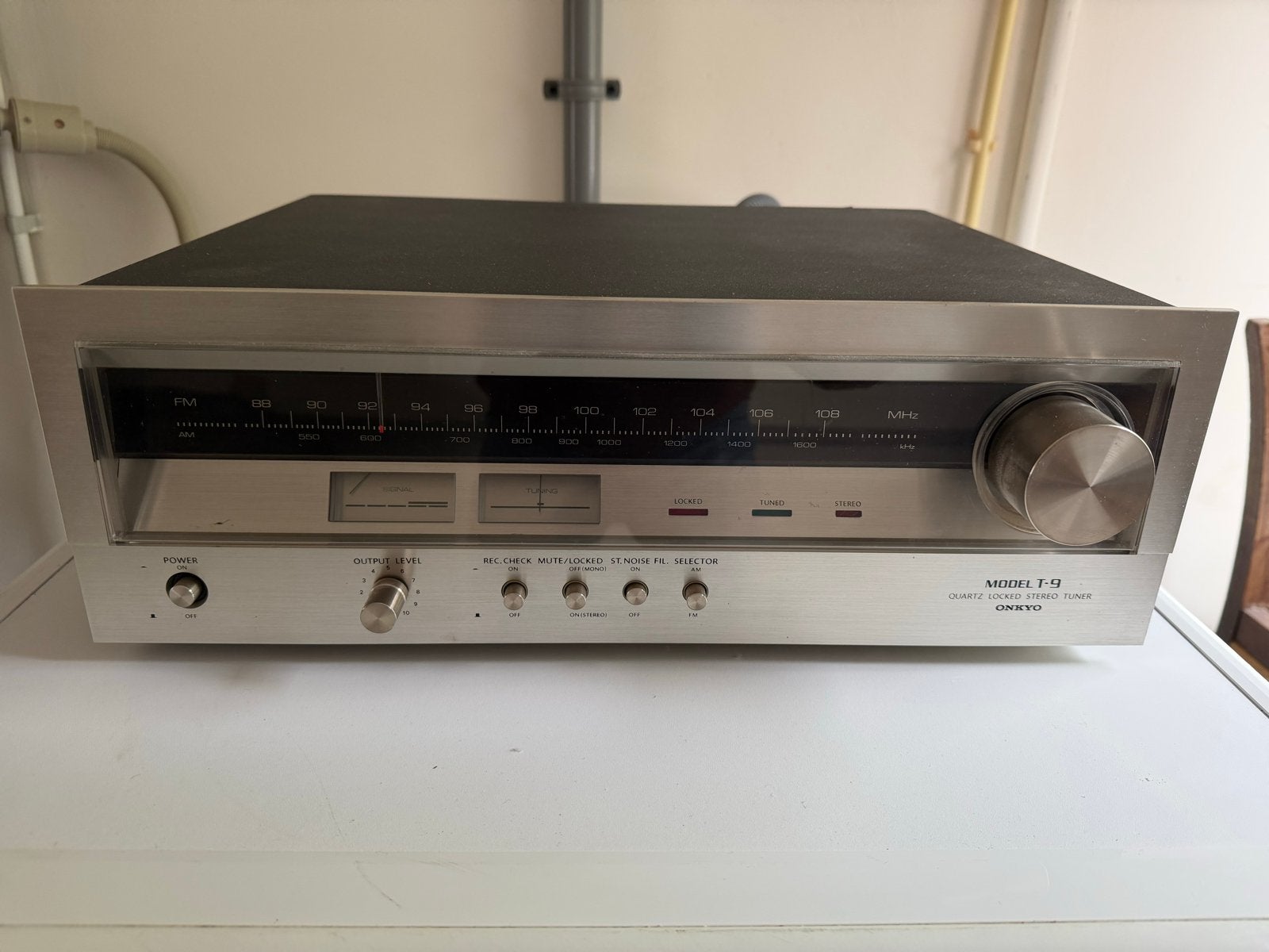 Onkyo T-9 Quartz Locked Stereo Tuner zilver, Ophalen of Verzenden, Gebruikt, Analoog