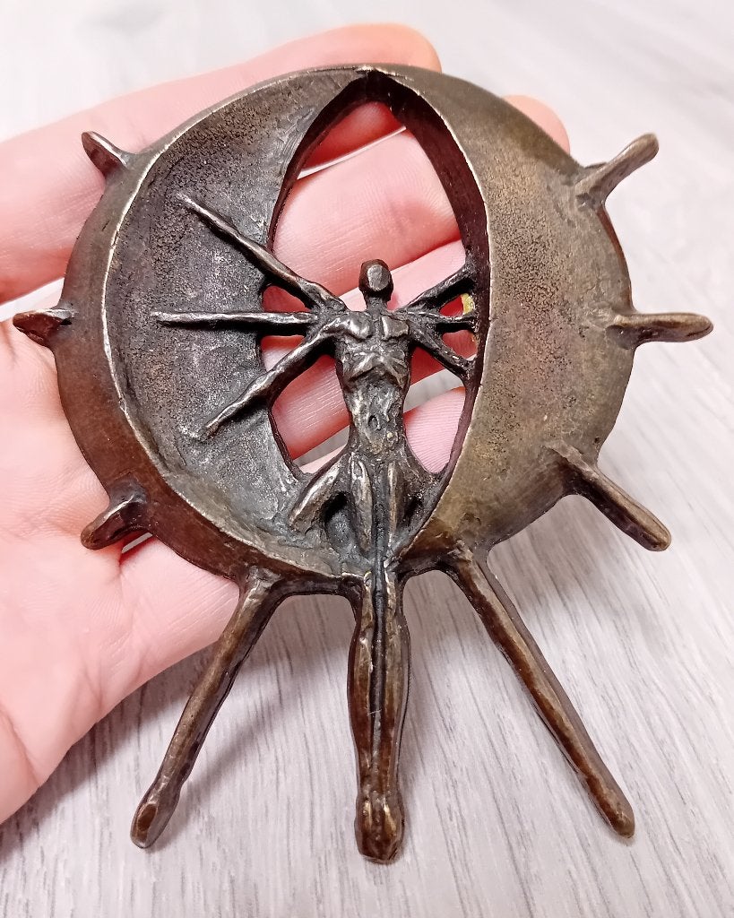 Bronzen beeld man in cirkel Corry Ammerlaan, Verzenden