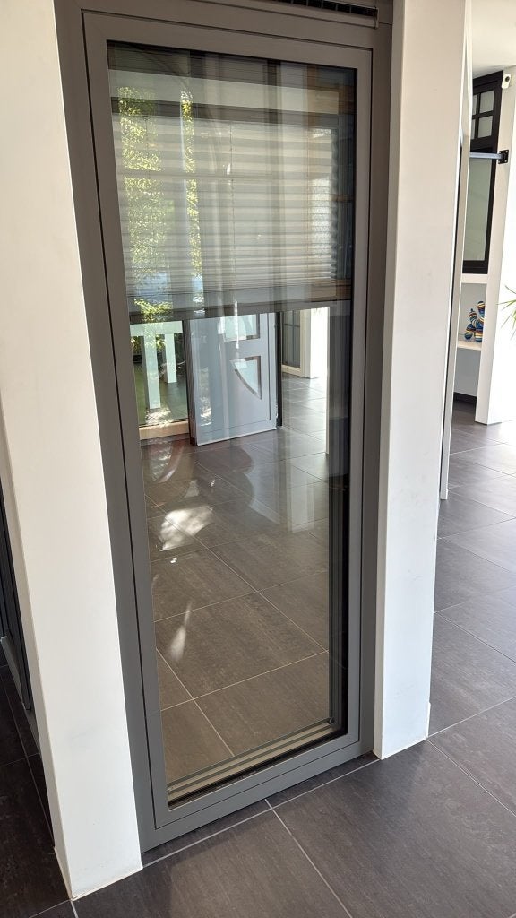 Aluminium kozijn type draai/kiep incl ventilatie rooster, Doe-het-zelf en Verbouw, Raamkozijn, Aluminium, Zo goed als nieuw, Inclusief glas