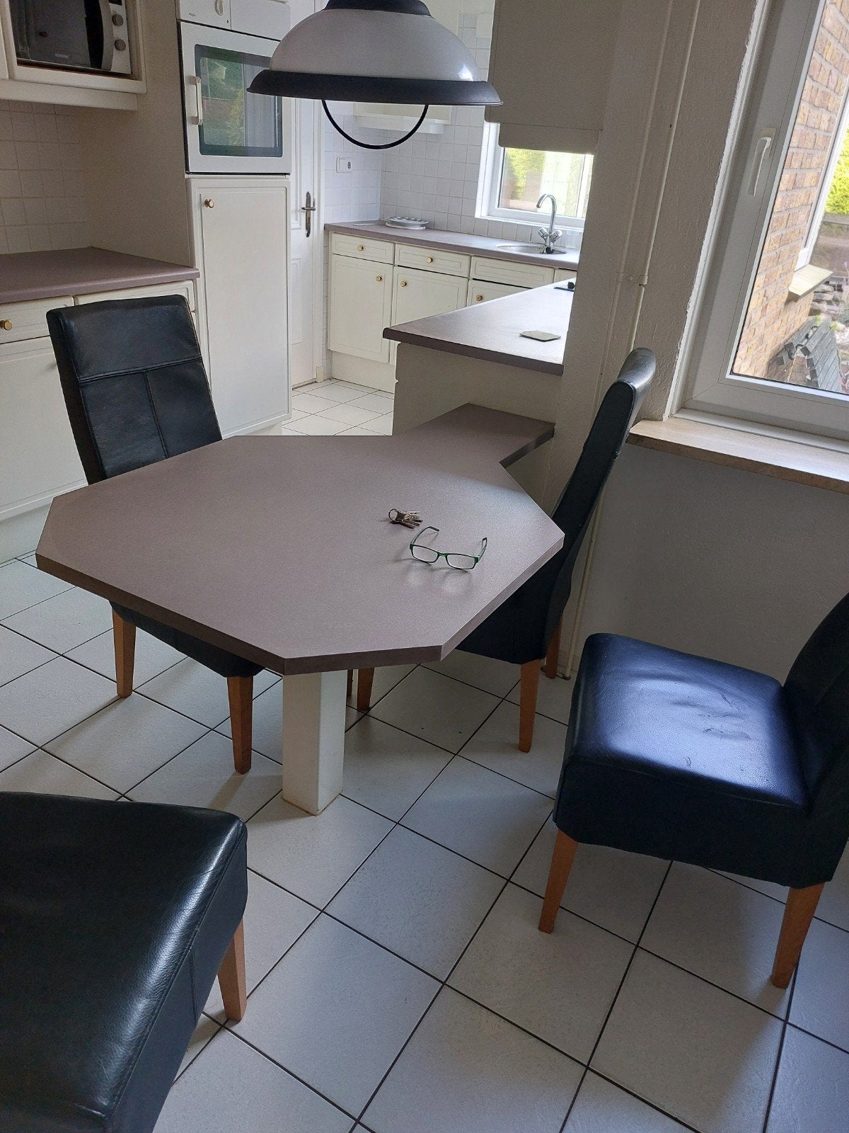 4  eettafelstoelen - Zwart kunstleer en hout, Ophalen, Gebruikt, Modern, functioneel, Zwart