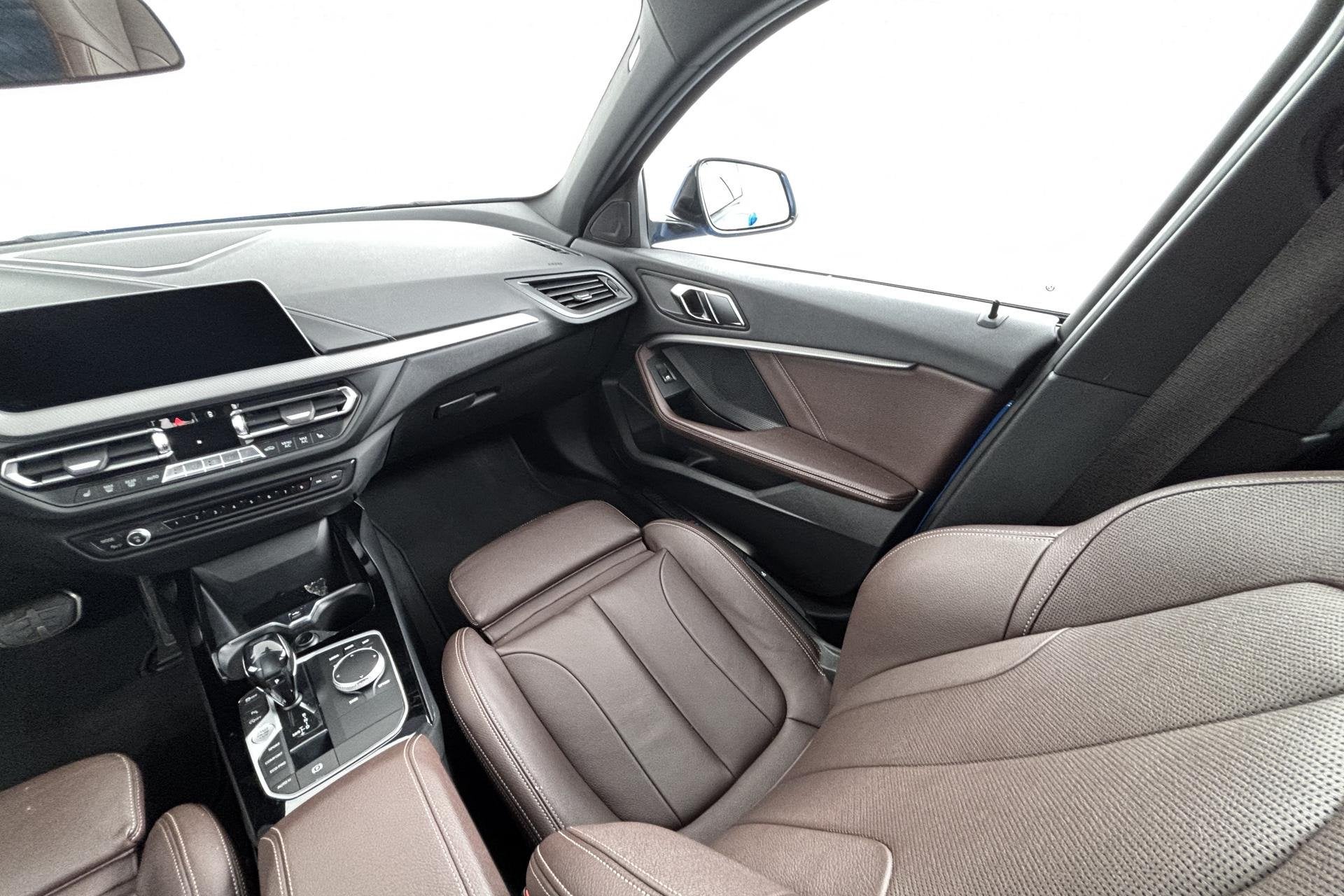 Foto 25 van BMW 1-serie 120i Business Edition Plus Sportief karakter met
