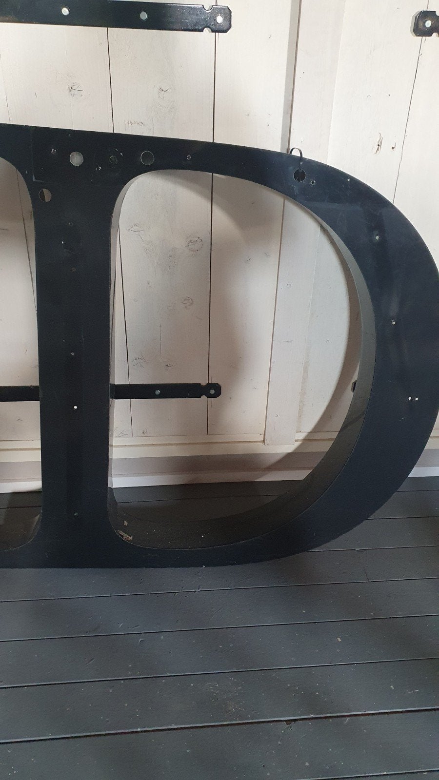 Grote zwarte metalen doosletter 'D', Hanger, Ophalen, Gebruikt, Metaal