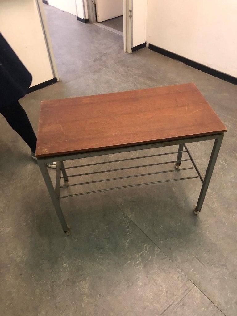 Vintage TV tafel, Huis en Inrichting, Ophalen, Metaal of Aluminium, 75 cm of meer, 60 cm of meer