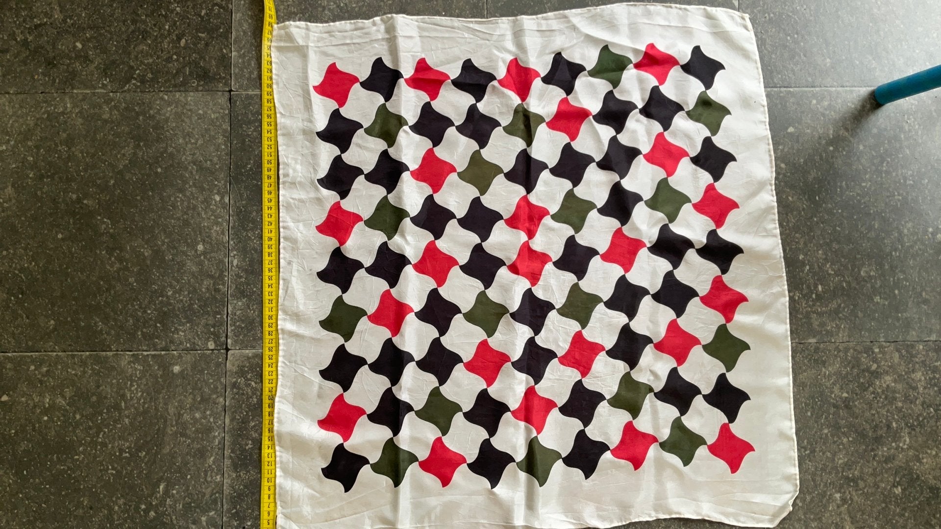 Zijden shawl vintage, Kleding | Dames, Mutsen, Sjaals en Handschoenen, Ophalen of Verzenden, Zo goed als nieuw, Maat 42/44 (L)