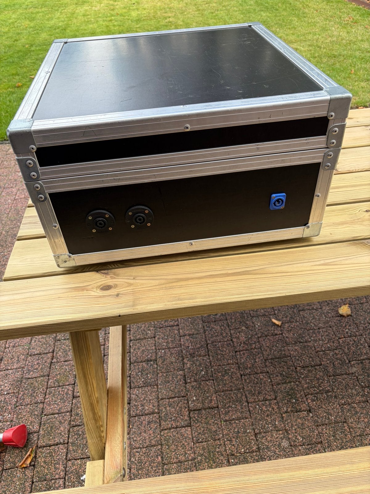 Flightcase met ingebouwde stroom en audio aansluitingen, Ophalen of Verzenden, Gebruikt, Speaker of Versterker, Flightcase