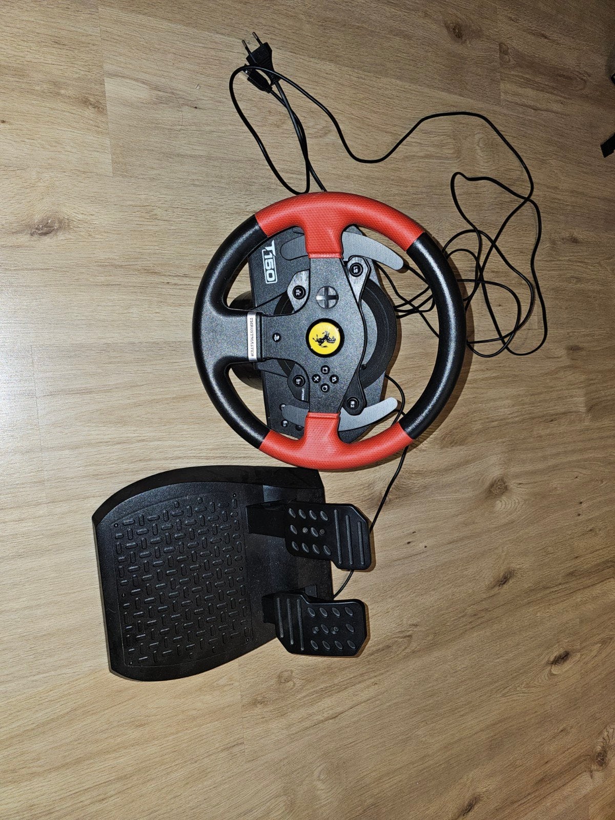Thrustmaster T150 Ferrari racestuur met pedalen, Ophalen, Racestuur, Gebruikt, Force feedback