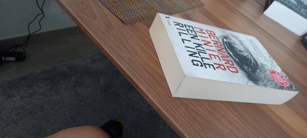 Bernard Minier - Een Kille Rilling (Thriller), Boeken, Ophalen of Verzenden, Zo goed als nieuw, Bernard Minier
