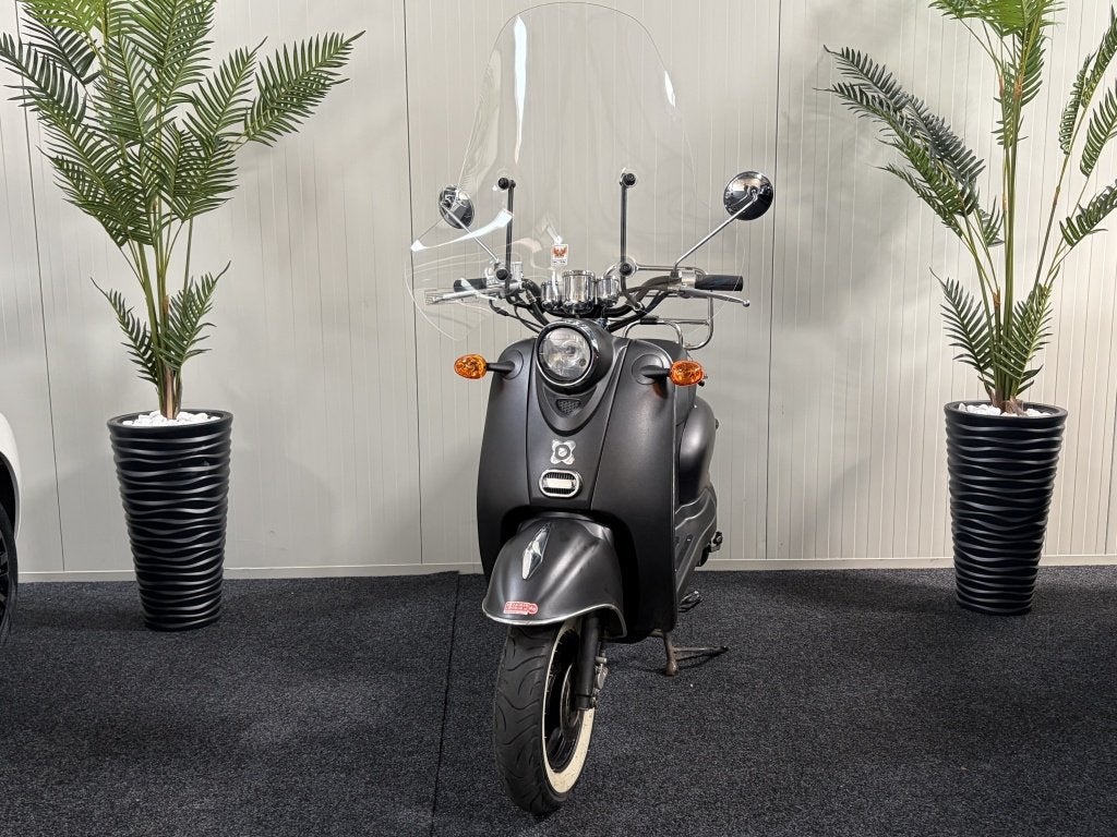 AGM Snorscooter New Flash Retro / Windscherm / Mat-zwart / 2, Automaat, Overige carrosserieën, Zwart, Origineel Nederlands