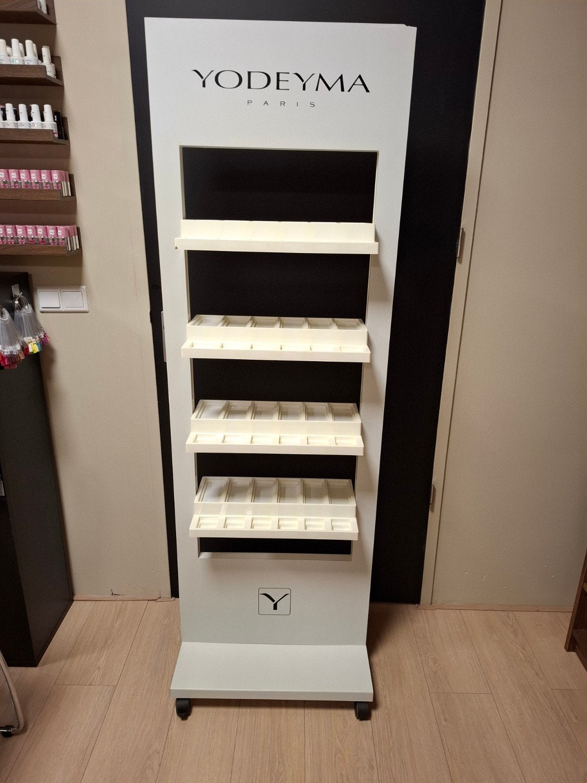 Yodeyma Display op Wielen, Ophalen, Gebruikt