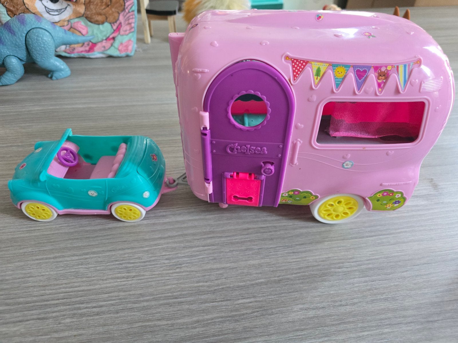 barbie chelsea caravan / camper met auto, Kinderen en Baby's, Speelgoed | Poppenhuizen, Ophalen, Zo goed als nieuw, Toebehoren